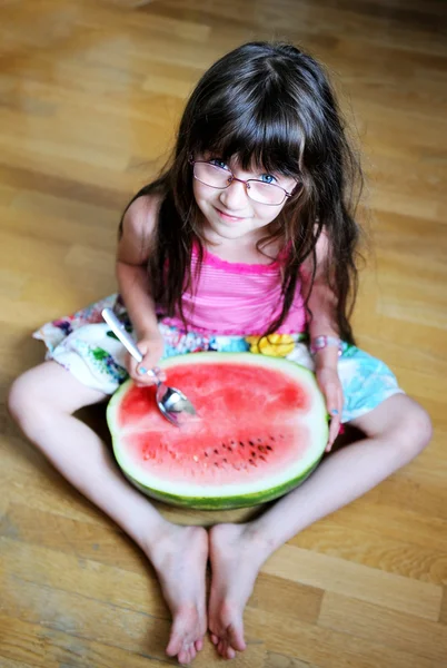 Aranyos kislány enni görögdinnye — Stock Fotó