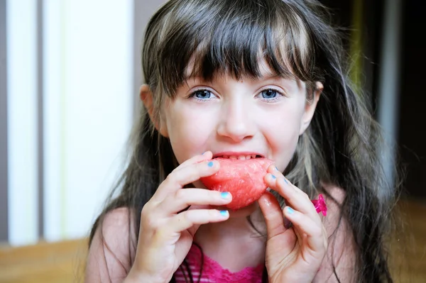 Мила маленька дівчинка їсть кавун — стокове фото