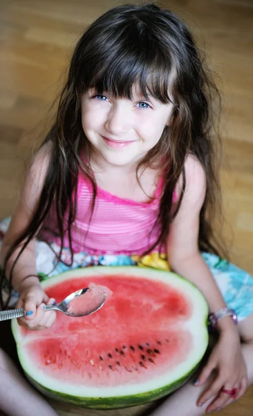 Милая маленькая девочка ест арбуз — стоковое фото