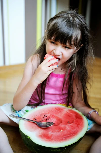 Carino bambina mangiare anguria — Foto Stock