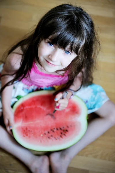 Menina bonito comer melancia — Fotografia de Stock