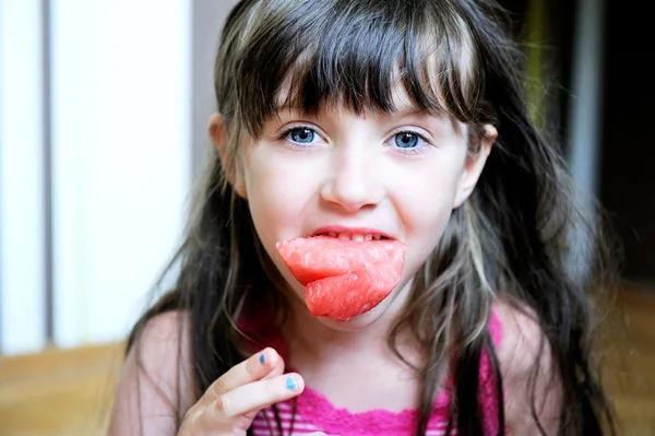 Мила маленька дівчинка їсть кавун — стокове фото