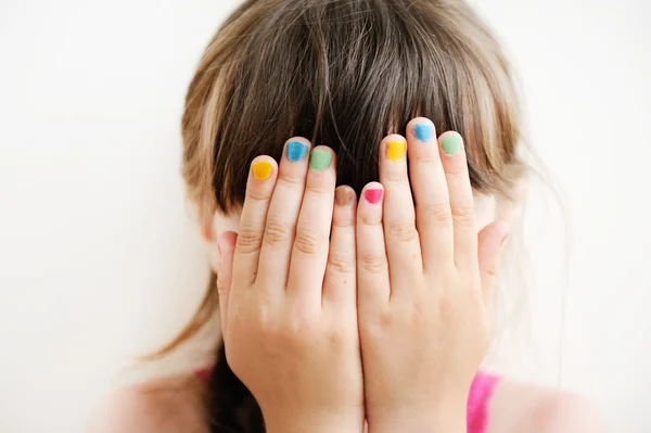 Κοριτσάκι με τα χέρια που καλύπτει τα μάτια της — Φωτογραφία Αρχείου