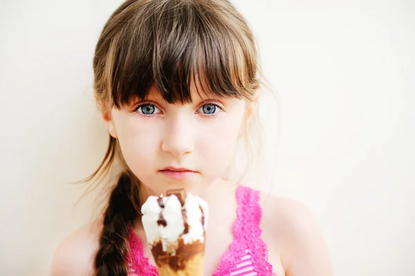 Милая маленькая девочка с мороженым в студии — стоковое фото