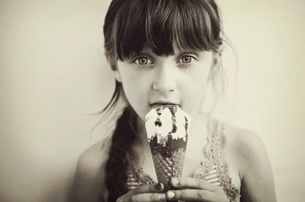 스튜디오에서 아이스 크림을 가진 귀여운 어린 소녀 스톡 이미지