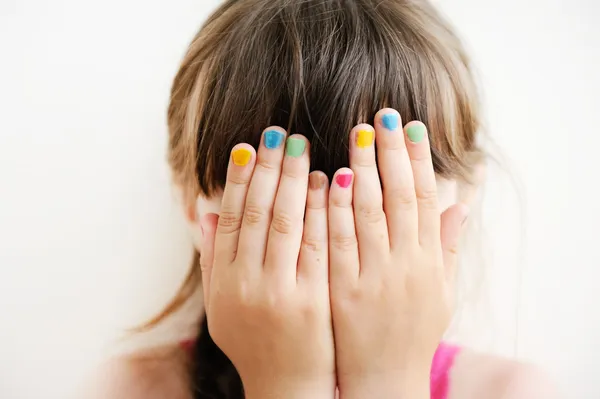 Маленька дівчинка з руками прикриває очі Ліцензійні Стокові Зображення
