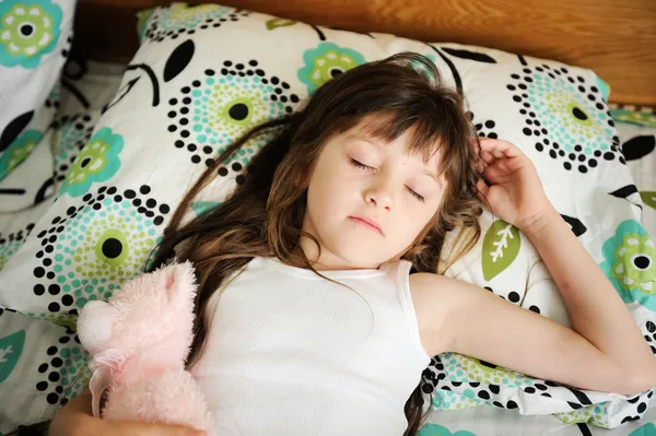 Портрет спящей девочки в постели — стоковое фото