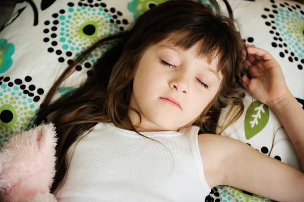 Portrait of sleeping little girl in bed — Stock Photo, Image