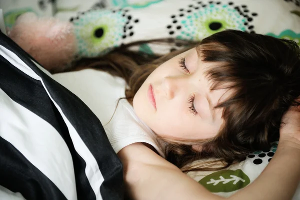 Portret van slapende meisje in bed — Stockfoto