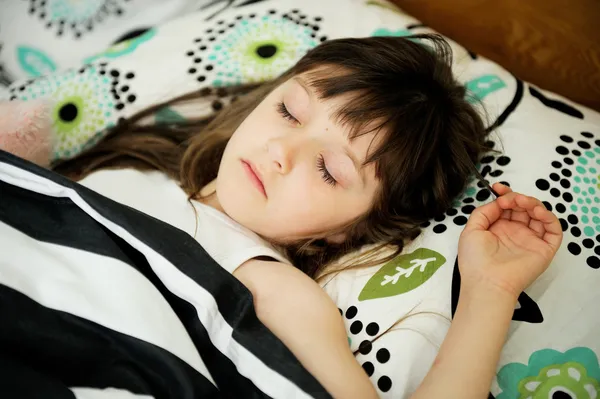 躺在床上睡觉的小女孩的肖像 — 图库照片