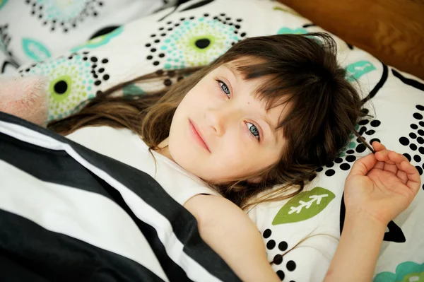 Retrato de menina acordada na cama — Fotografia de Stock