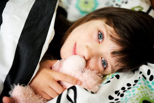 Küçük kız yatakta uyandırmak portresi — Stok fotoğraf