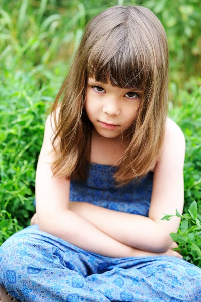 Porträt eines kleinen Mädchens mit eleganter Frisur — Stockfoto