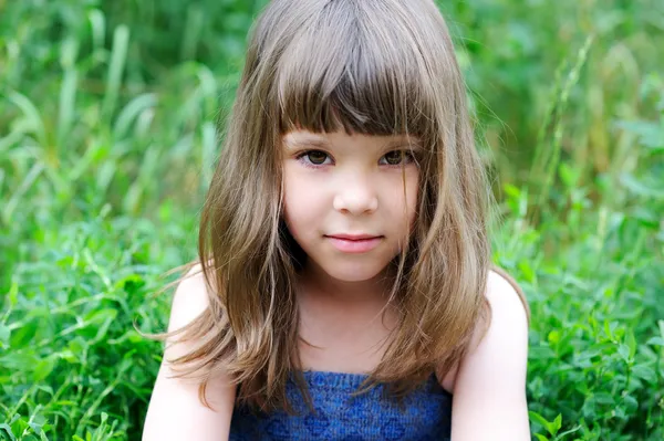 Portrét holčička s elegantní účes — Stock fotografie