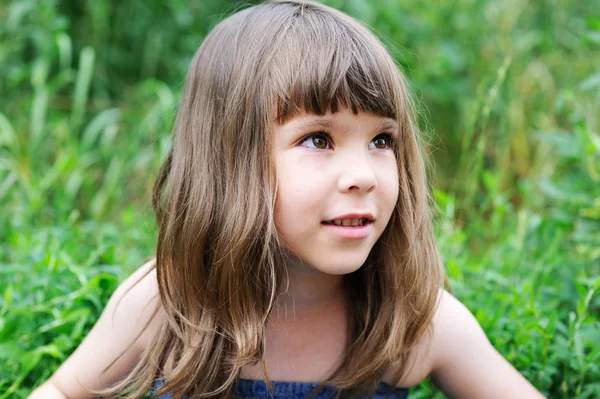 Portrét holčička s elegantní účes — Stock fotografie