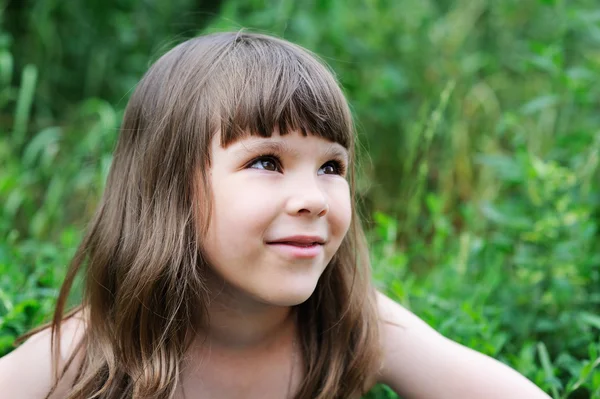 Kislány elegáns frizura portréja — Stock Fotó