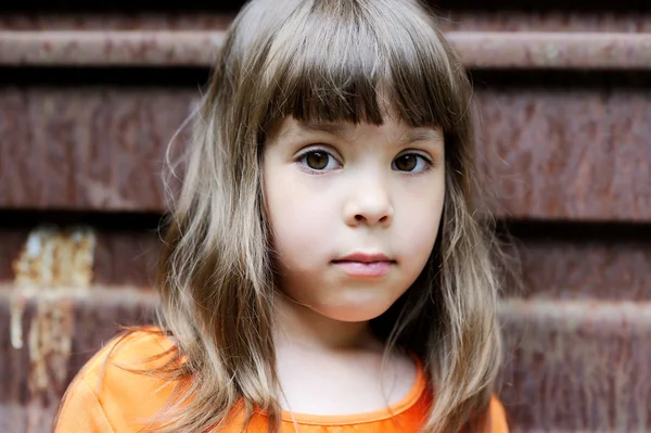 エレガントなヘアスタイルで少女の肖像画 — ストック写真
