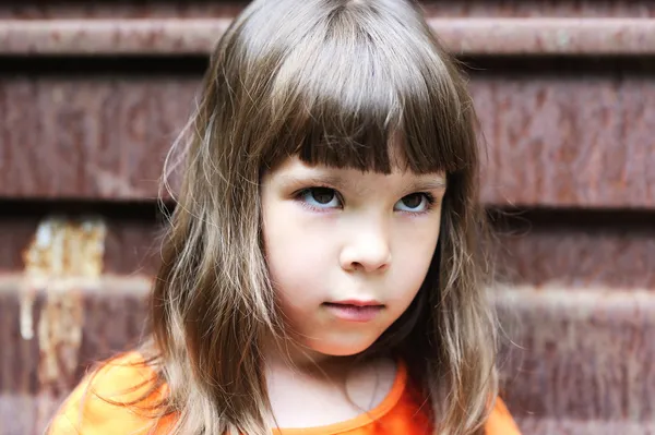 Retrato de menina com penteado elegante — Fotografia de Stock
