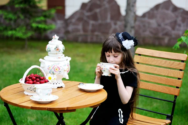 Elégante fille enfant ayant une partie de thé à l'extérieur — Photo