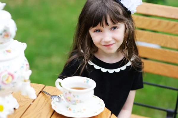 Elégante fille enfant ayant une partie de thé à l'extérieur — Photo