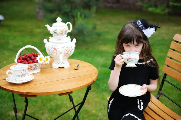 Elegantes Mädchen bei einer Teeparty im Freien — Stockfoto