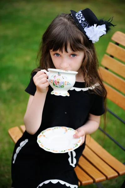 Elegante bambina che fa un tea party all'aperto — Foto Stock
