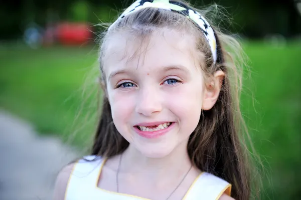 Außenporträt eines kleinen Mädchens — Stockfoto