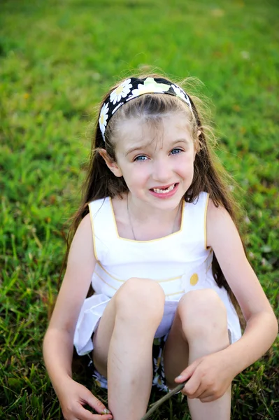 Außenporträt eines kleinen Mädchens — Stockfoto