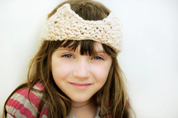 Portrait rapproché de petite fille en couronne tricotée — Photo