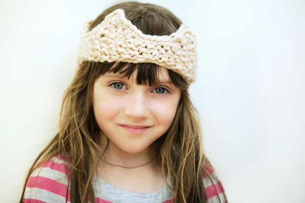 Detailní portrét holčička v pletených koruny — Stock fotografie
