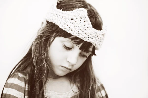 Retrato de close-up de menina em coroa de malha — Fotografia de Stock