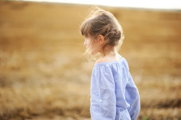 Little girl looking into the distance — Stock Photo, Image