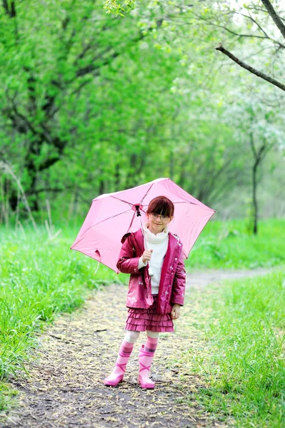 Menina posando ao ar livre com guarda-chuva rosa — Fotografia de Stock
