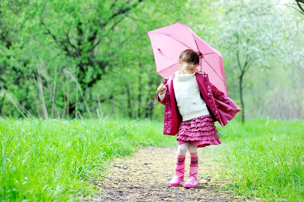 Παιδί κορίτσι Ποζάροντας σε εξωτερικούς χώρους με ροζ ομπρέλα — Φωτογραφία Αρχείου
