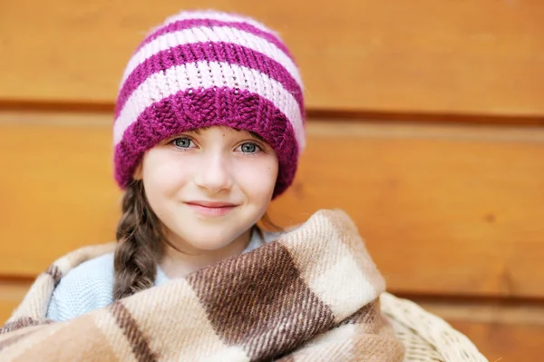 Rozkošný usměvavá holčička v čepici a šálu — Stock fotografie
