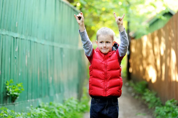 Porträtt av söt pojke poserar utomhus — Stockfoto