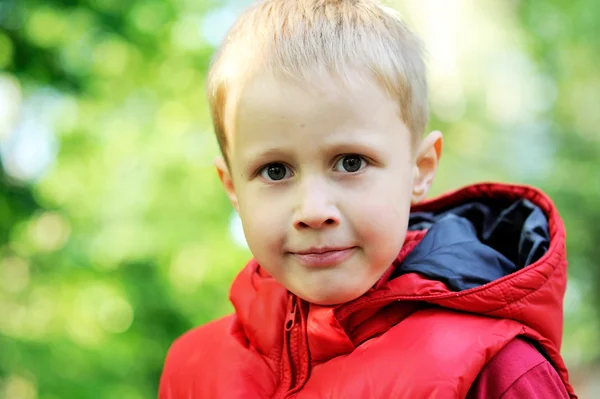 Närbild porträtt av söt pojke poserar utomhus — Stockfoto