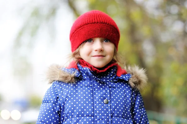 Retrato ao ar livre de uma menina em chapéu quente — Fotografia de Stock