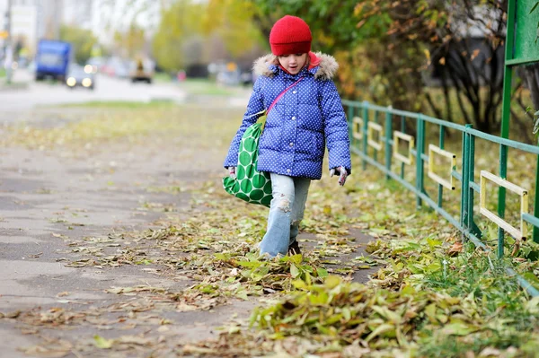 V podzimní atmosféře funky dítě holčička — Stock fotografie