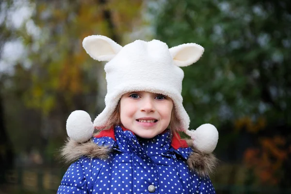 Outdoors portrait of a child girl in warm hat — Stock Photo, Image