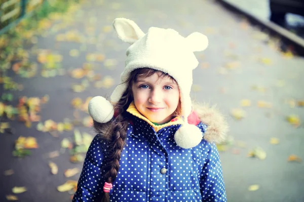 Portret van vrolijk kind meisje in witte hoed — Stockfoto