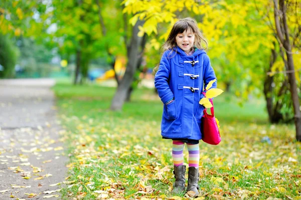Funky little child girl in autumn atmosphere — Stock Photo, Image