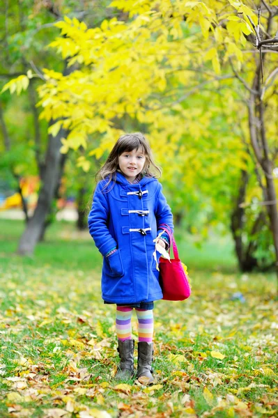 Funky κοριτσάκι παιδί στη φθινοπωρινή ατμόσφαιρα — Φωτογραφία Αρχείου