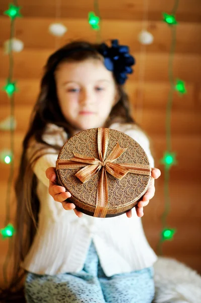 Little girl in anticipation of Christmas night — Stock Photo, Image