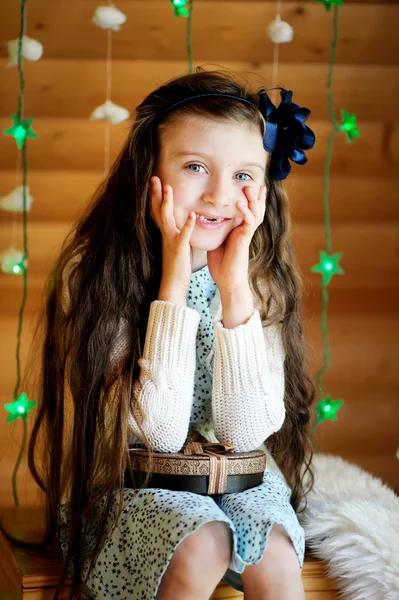 Dziewczynka w oczekiwaniu na noc Bożego Narodzenia — Zdjęcie stockowe