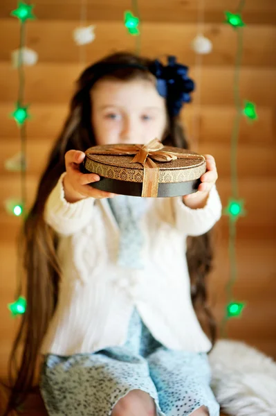 Kis lány előre a Karácsony este — Stock Fotó