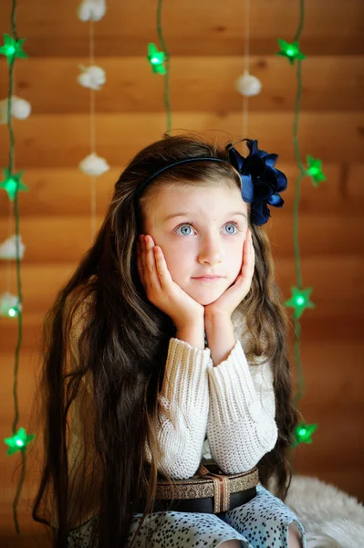 Liten flicka i väntan på julnatten — Stockfoto