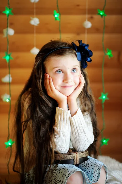 Dziewczynka w oczekiwaniu na noc Bożego Narodzenia — Zdjęcie stockowe