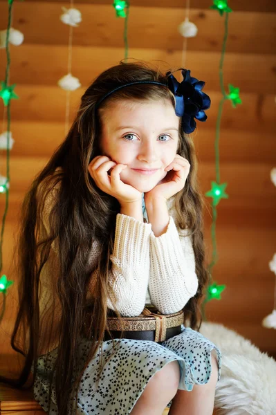 Malá holčička v očekávání Vánoc v noci — Stock fotografie