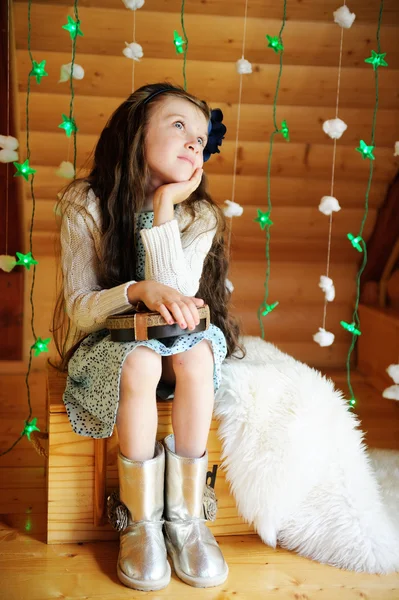 Klein meisje in afwachting van kerstnacht — Stockfoto